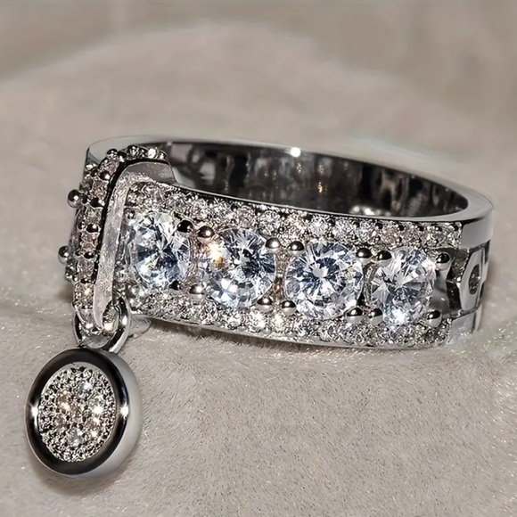 Jewelry - Silver color dangle ring